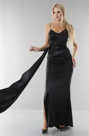 Langes Abendkleid aus Strick-Satin mit Plissee und Schleppe 2