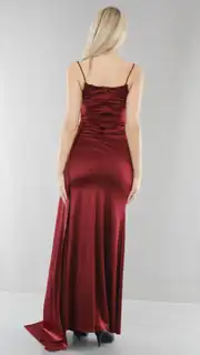 Langes Satin-Abendkleid mit Chiffon-Trägern und Cape-Detail 5