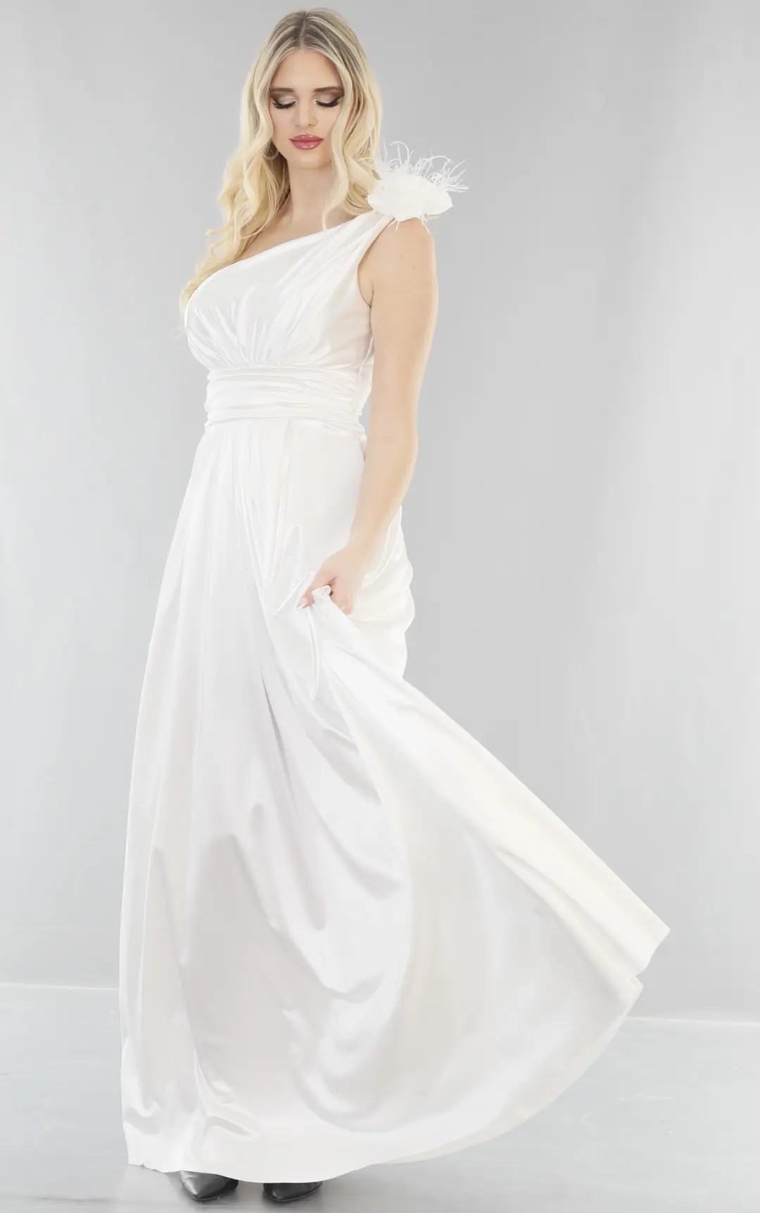 Abendkleid aus Satin mit Drapé-Ausschnitt und asymmetrischem Plissee 5