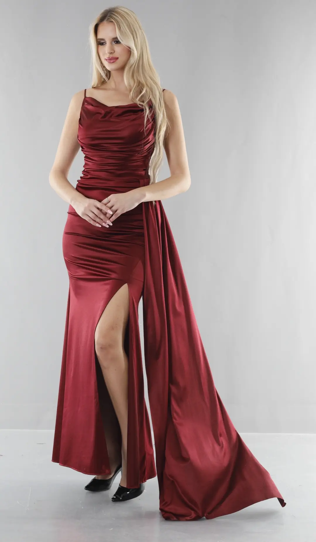 Langes Satin-Abendkleid mit Chiffon-Trägern und Cape-Detail 4