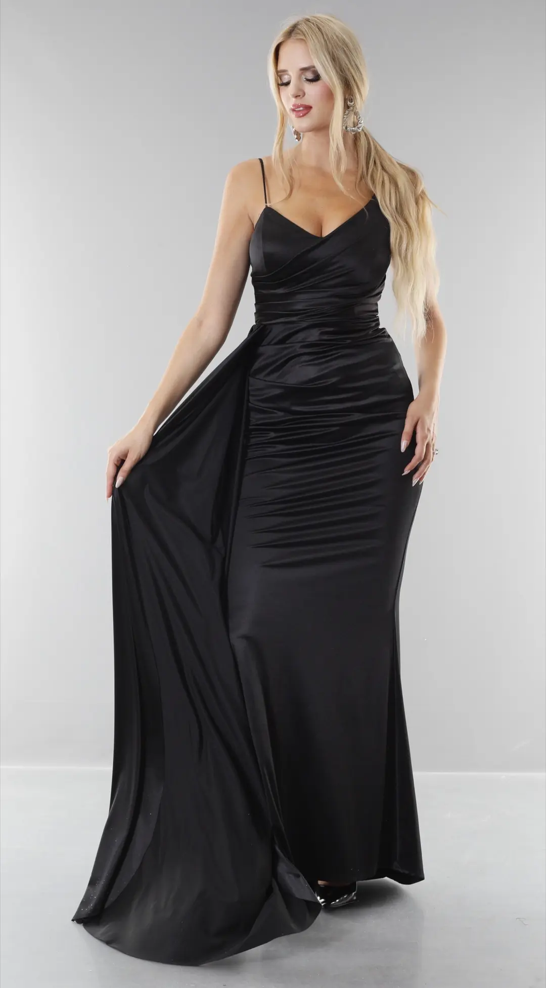 Langes Abendkleid aus Strick-Satin mit Plissee und Schleppe 3