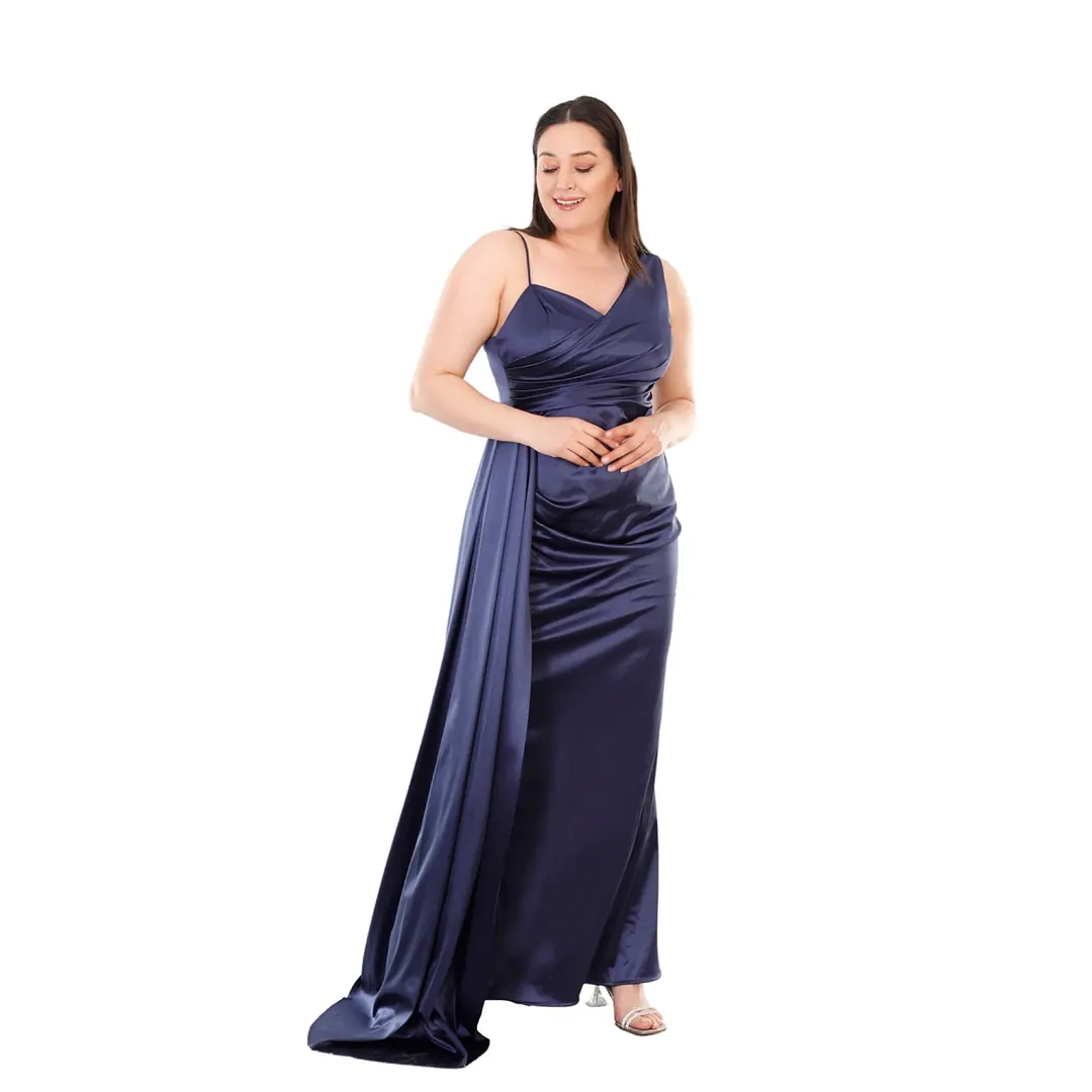 Satin-Abendkleid in großen Größen mit Trägern und Plissee 3