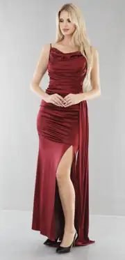 Langes Satin-Abendkleid mit Chiffon-Trägern und Cape-Detail 2