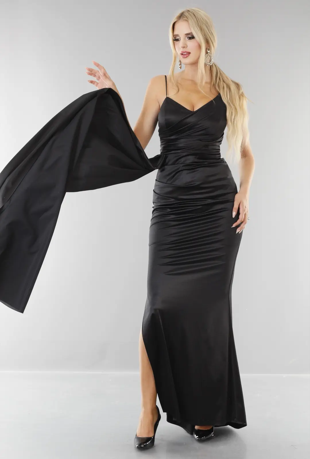 Langes Abendkleid aus Strick-Satin mit Plissee und Schleppe 4