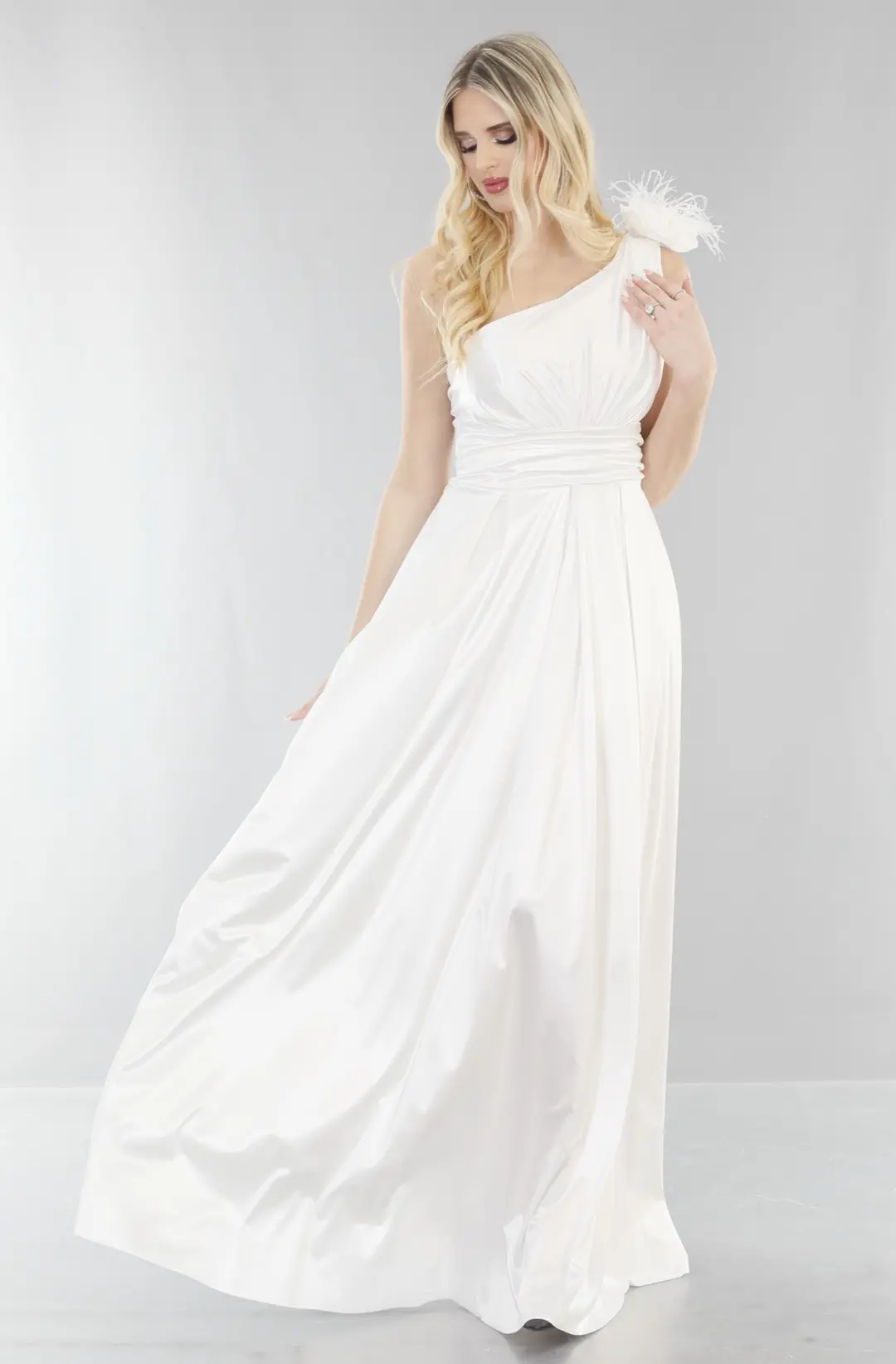Abendkleid aus Satin mit Drapé-Ausschnitt und asymmetrischem Plissee 3