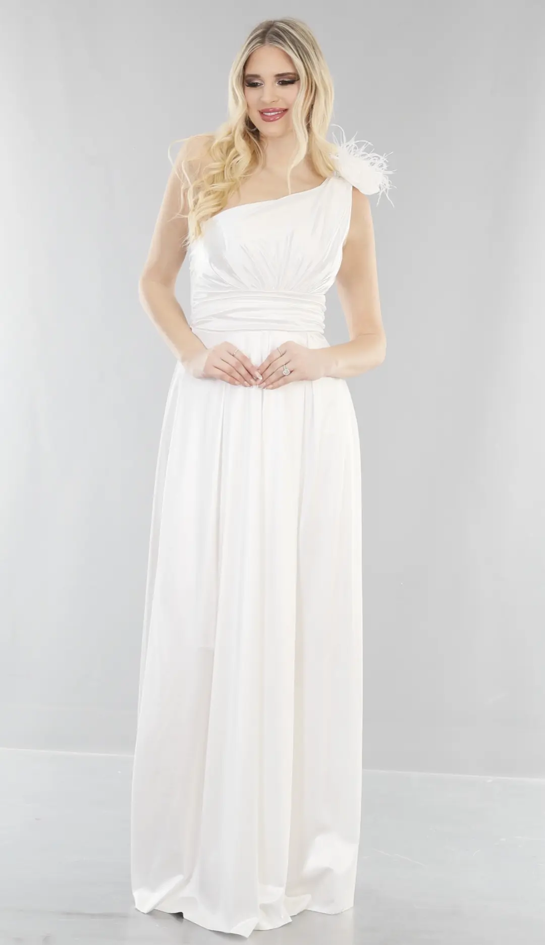 Abendkleid aus Satin mit Drapé-Ausschnitt und asymmetrischem Plissee 4