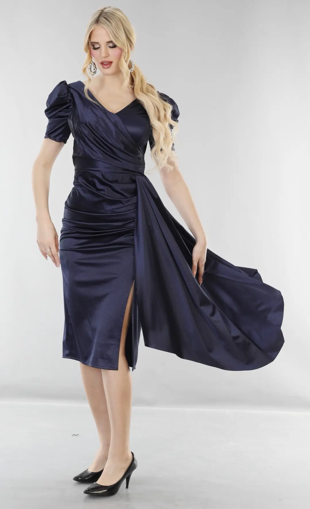 Midi-Abendkleid aus Satin mit V-Ausschnitt und Bindegürtel 4